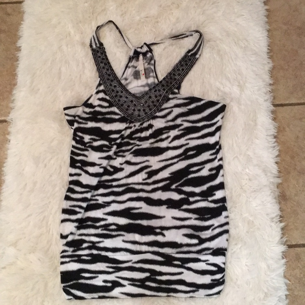 Cute black & white razor back top sz. Med. EUC